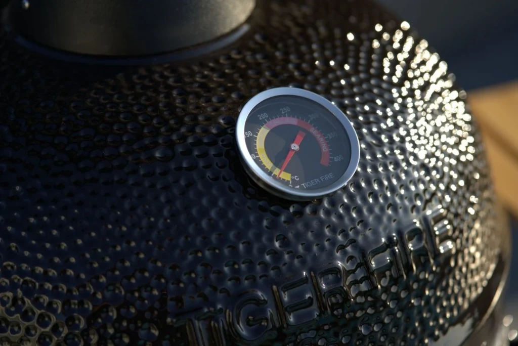 Die Kamado bieten eine hervorragende Wärmespeicherung und -verteilung, ideal für langsames Garen und Räuchern. TIGER FIRE OFFICIAL STORE | TIGER FIRE Webshop | TIGER FIRE | Webshop | Webshop | Barbecue Webshop | Barbecue KAUFEN | EINEN Barbecue KAUFEN | PLANCHA Barbecue KAUFEN | Barbecue KAUFEN | PLANCHA Barbecue | PLANCHA Barbecue | Barbecue KAUFEN | Barbecue KAUFEN